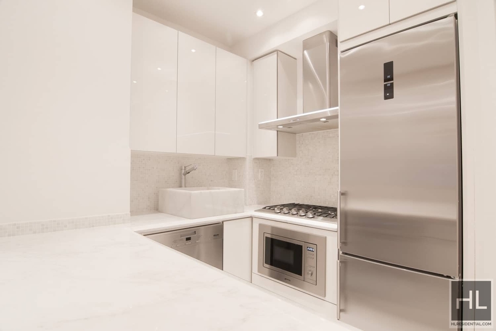 West 58 Street - Photo 6