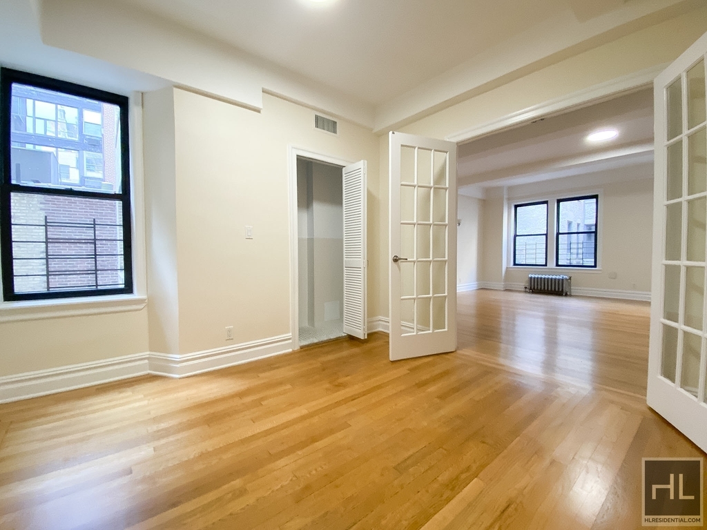 East 80th Street - Photo 18