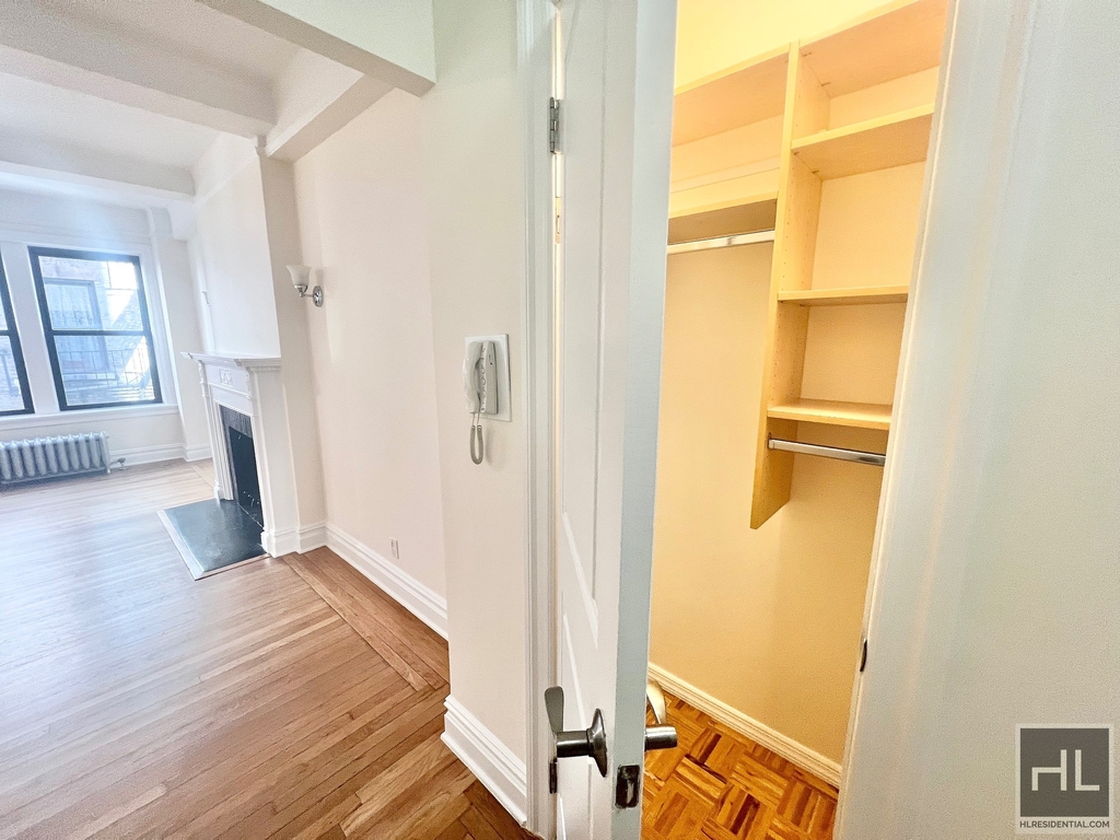 East 80th Street - Photo 9