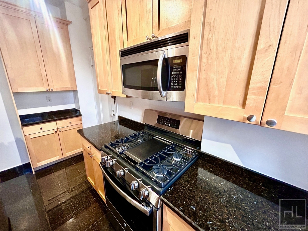 East 80th Street - Photo 15