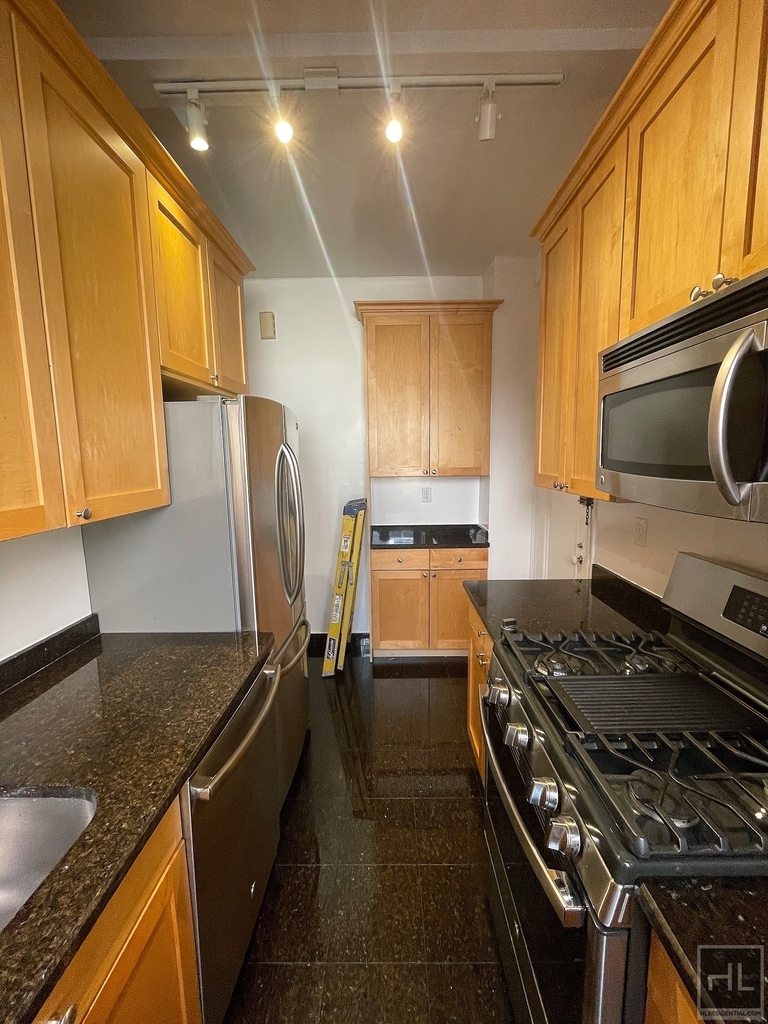 East 80th Street - Photo 5