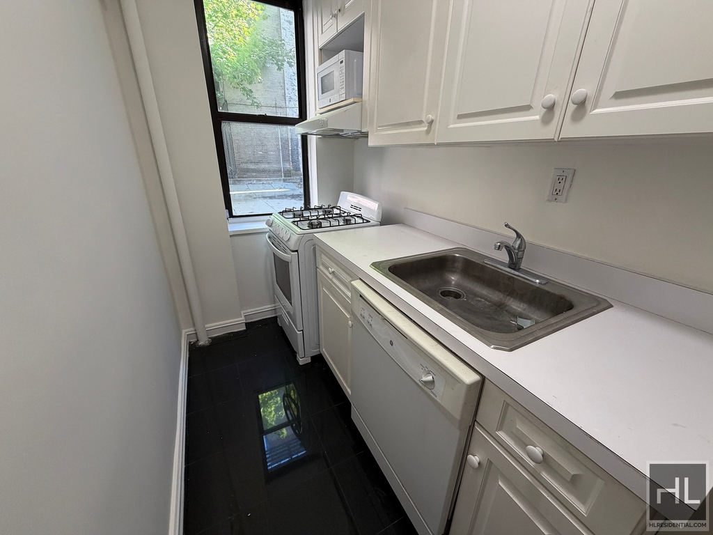 York Avenue - Photo 1