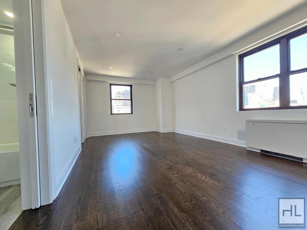 E 16 St - Photo 2