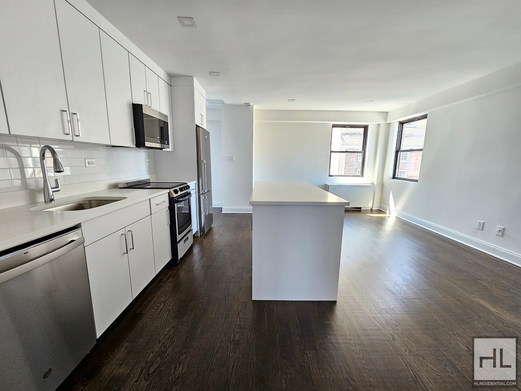 E 16 St - Photo 1