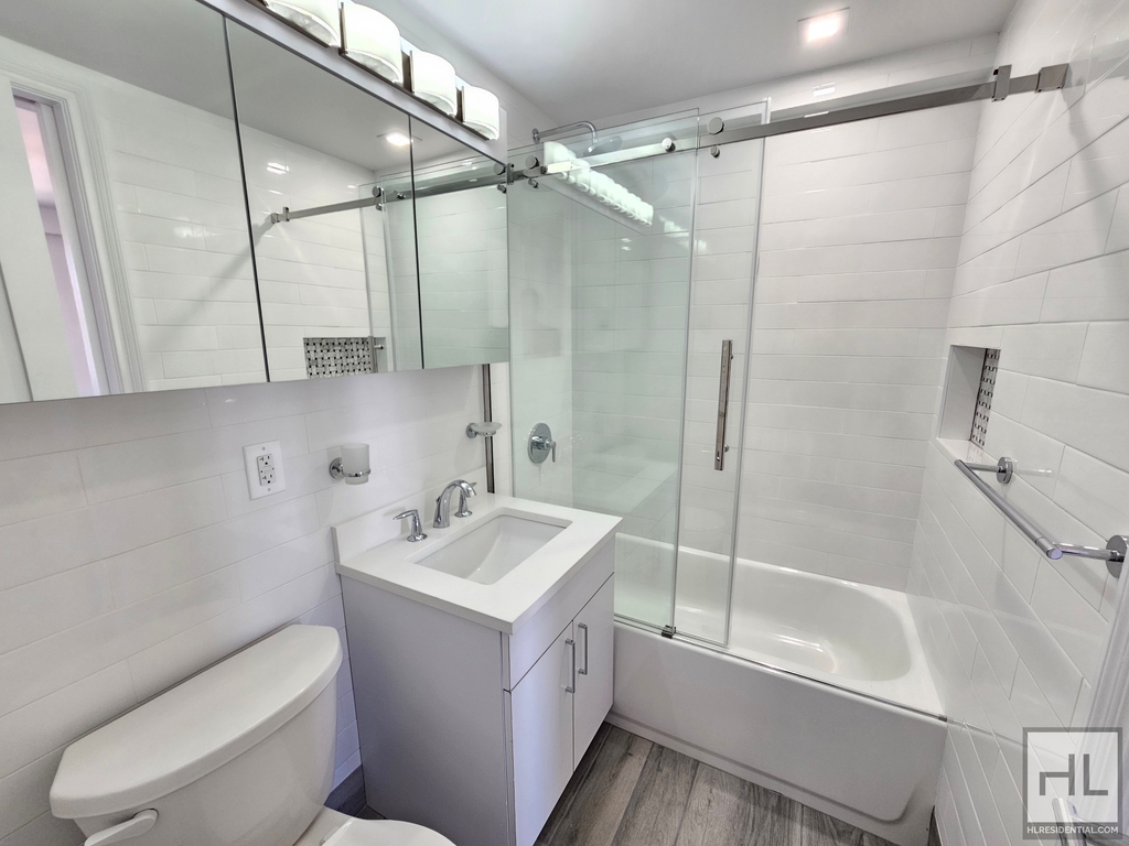 E 16 St - Photo 3