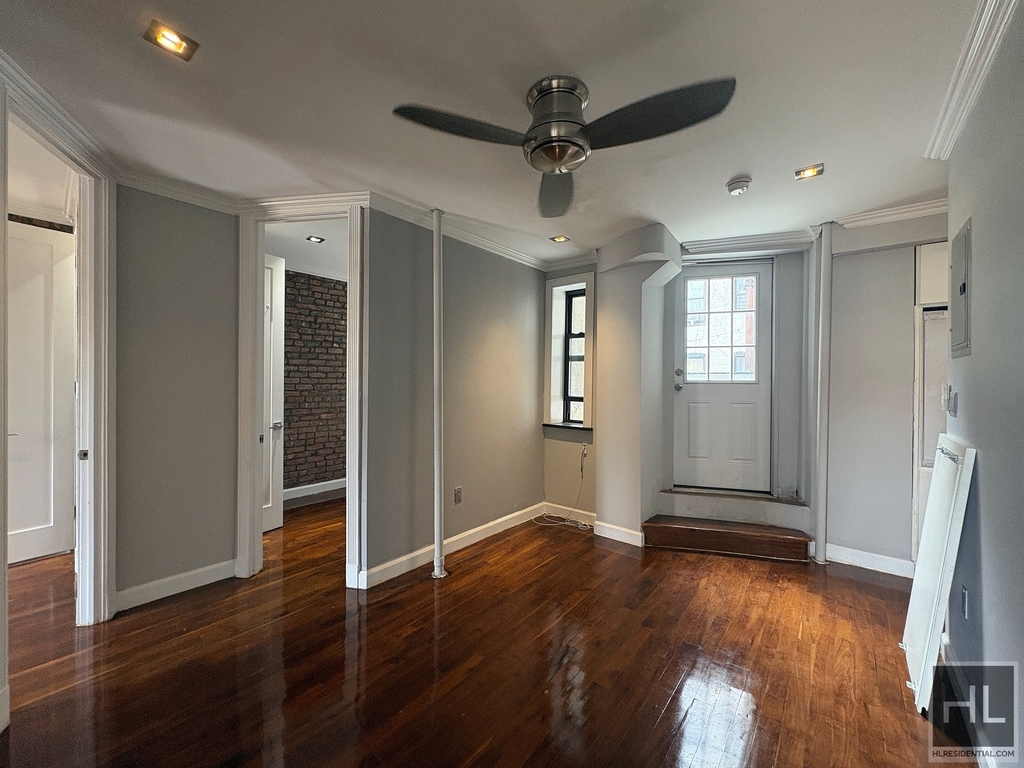 2 Avenue - Photo 1