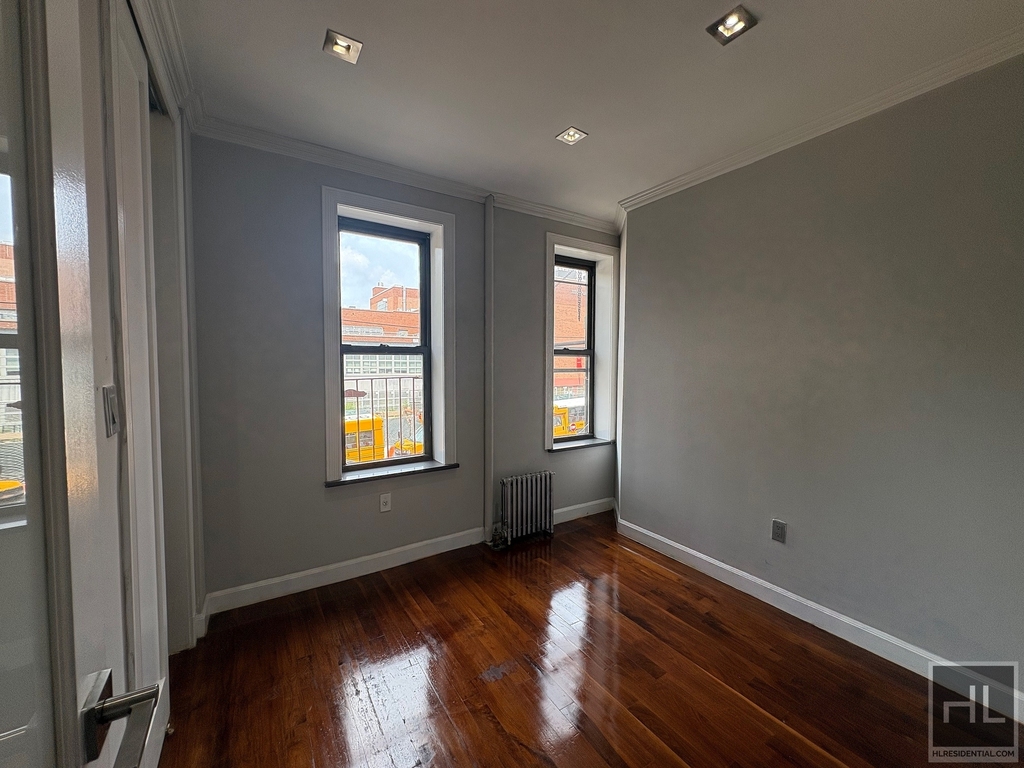 2 Avenue - Photo 2