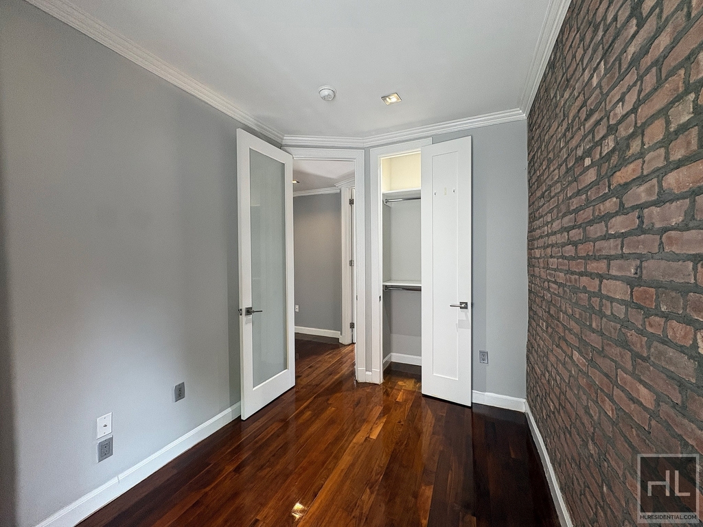 2 Avenue - Photo 0