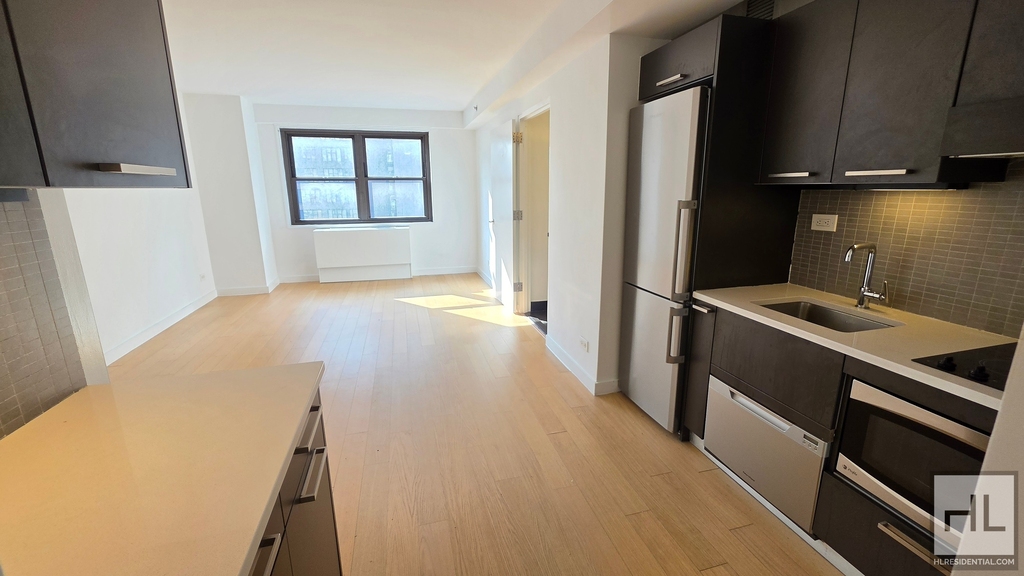 East 39th Street - Photo 0