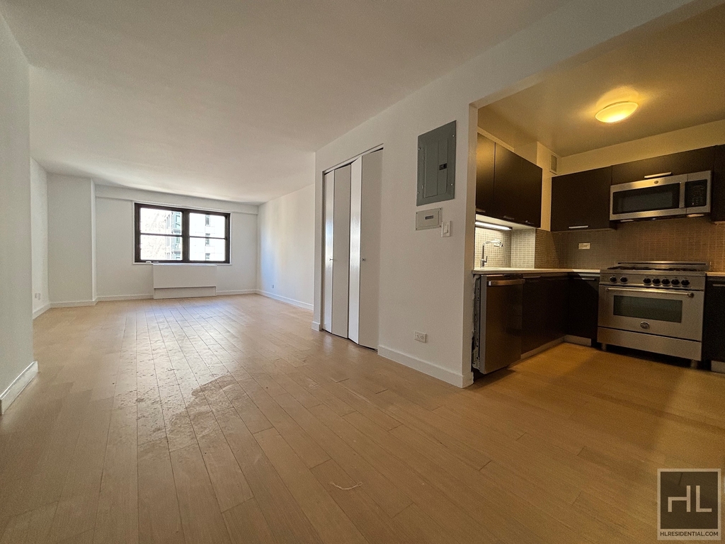 E 39th St - Photo 1