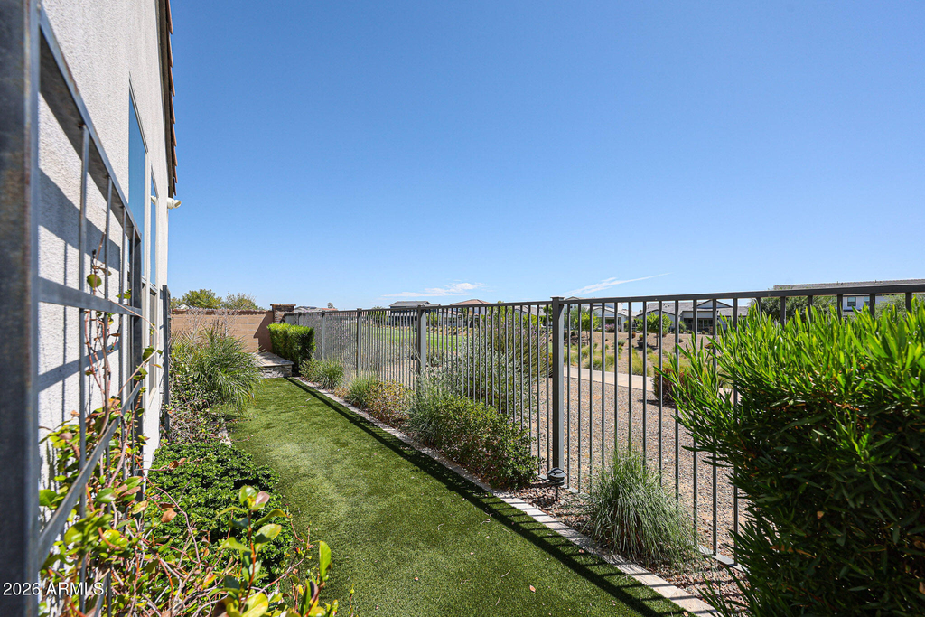 17383 W Guthrie Street - Photo 40