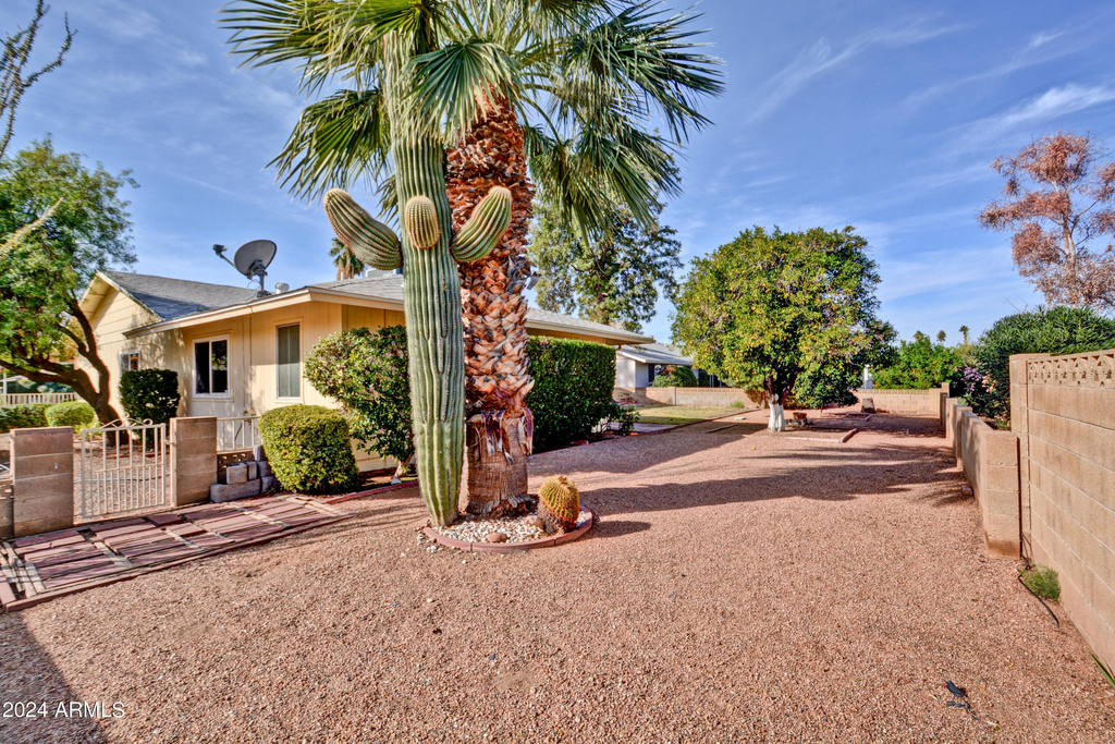 10933 W Tropicana Circle - Photo 27