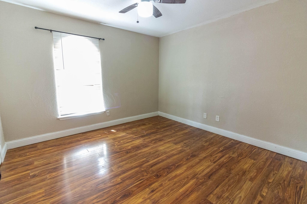 115 E Allen Street - Photo 7