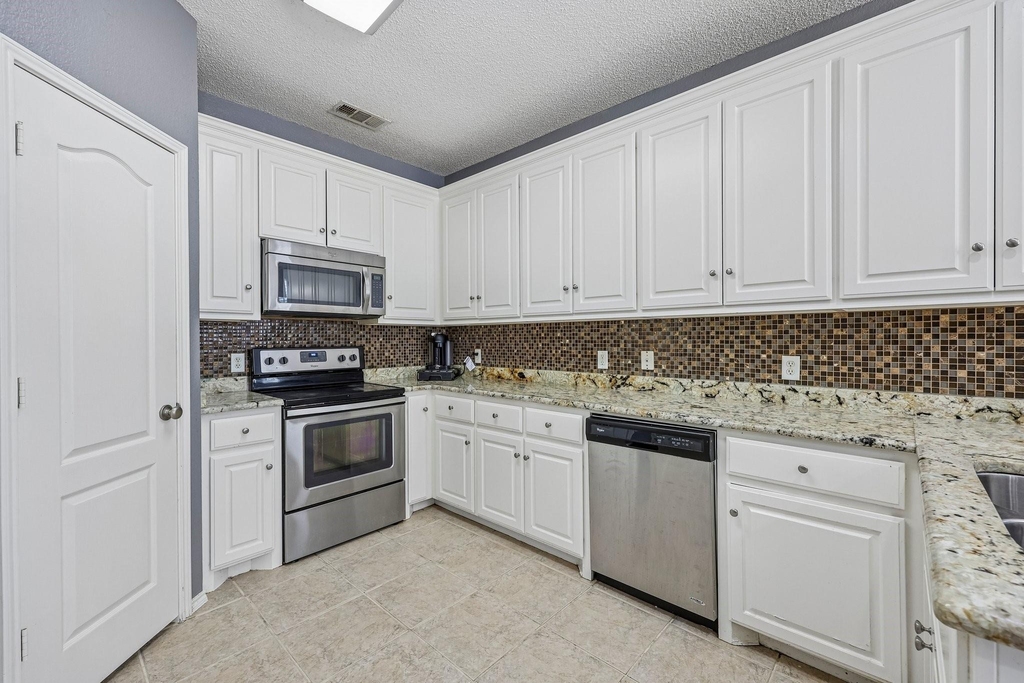 1910 Bentwood Court - Photo 13