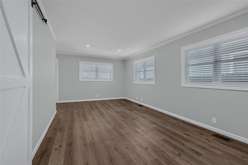 204 N Holly Avenue - Photo 3