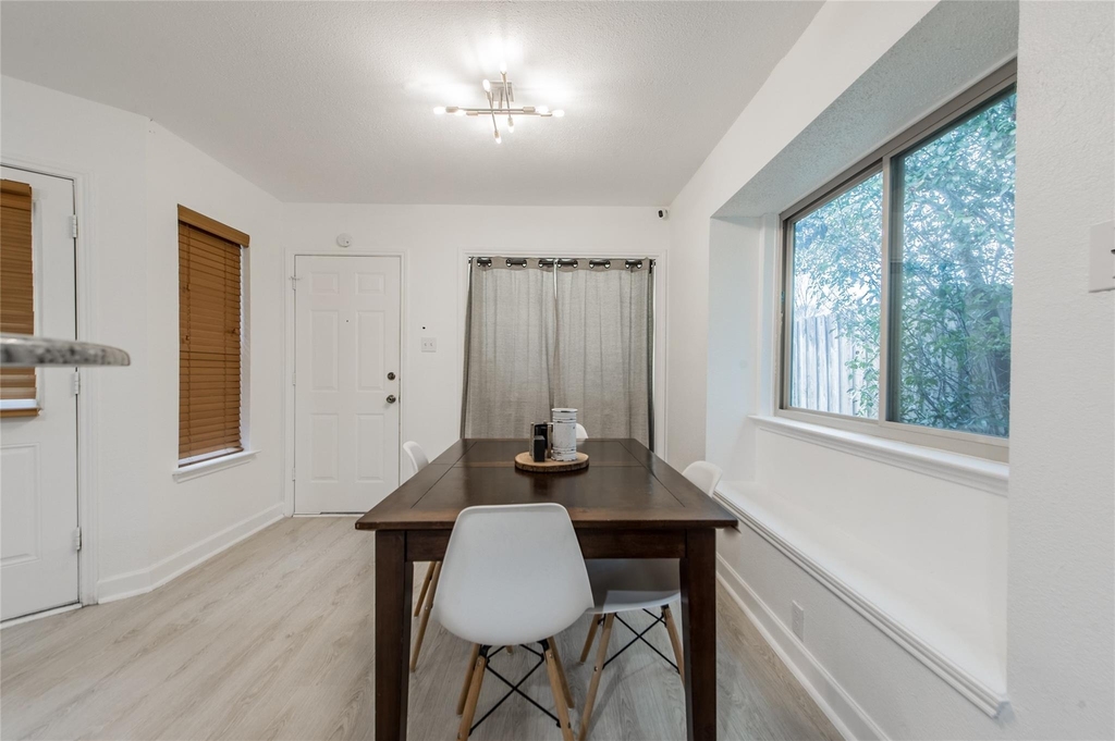 2901 Hampshire Drive - Photo 18