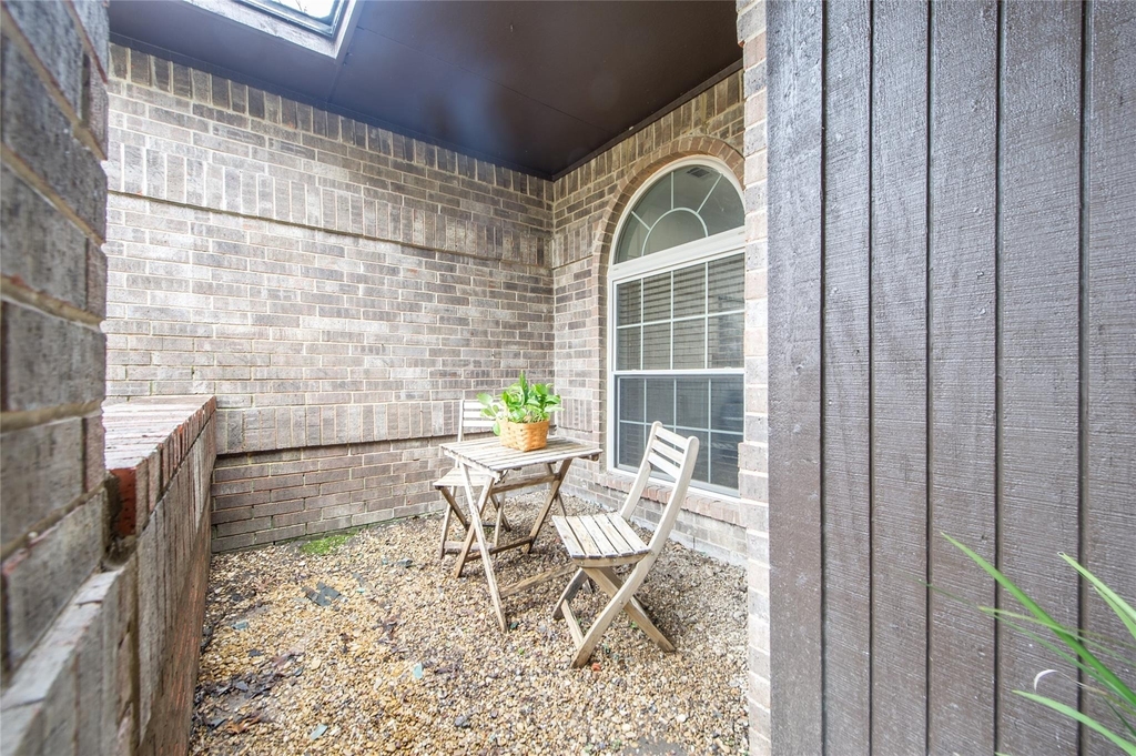 2901 Hampshire Drive - Photo 4