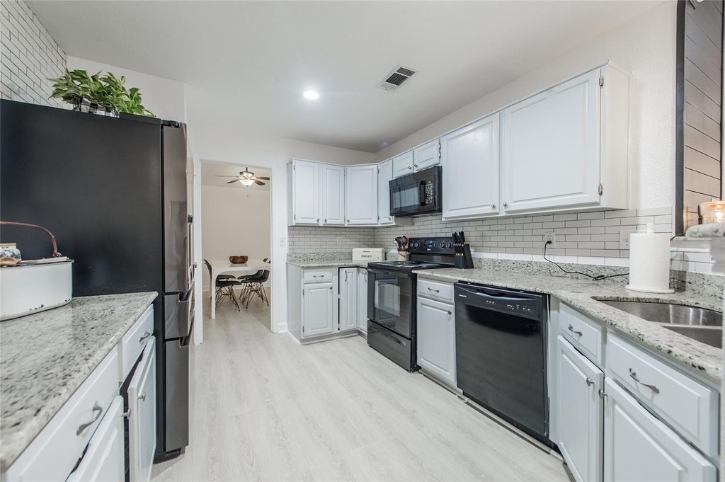 2901 Hampshire Drive - Photo 22
