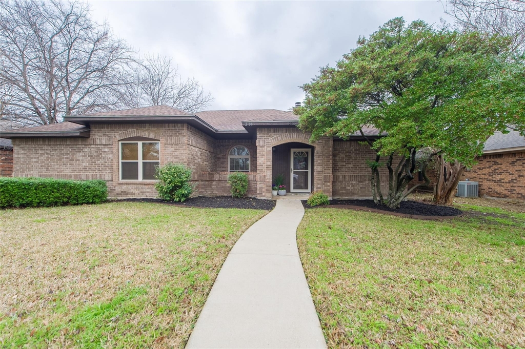 2901 Hampshire Drive - Photo 2