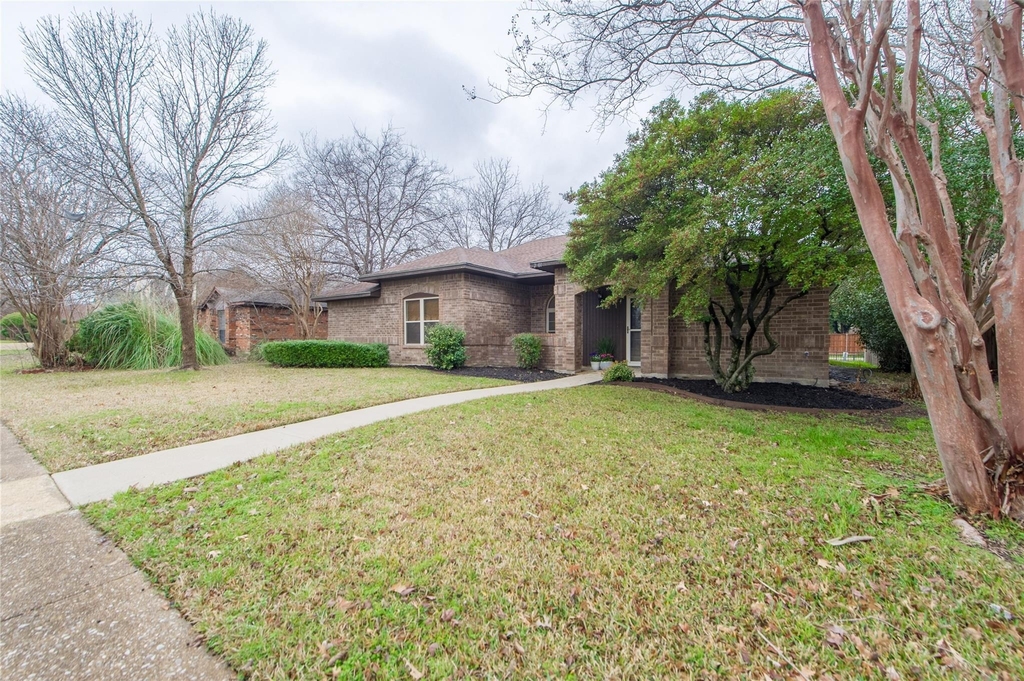 2901 Hampshire Drive - Photo 3