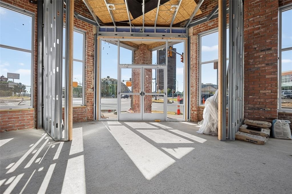 2401 N Classen Boulevard - Photo 2