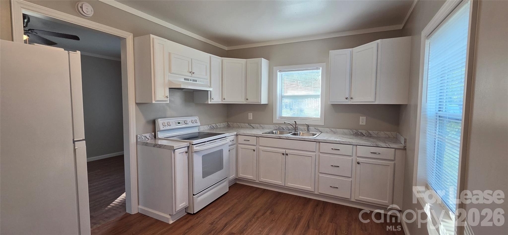 918 Mountain Crest Drive - Photo 2