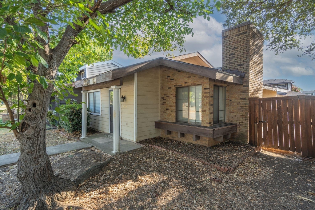 613 Hunters Glen Street - Photo 2