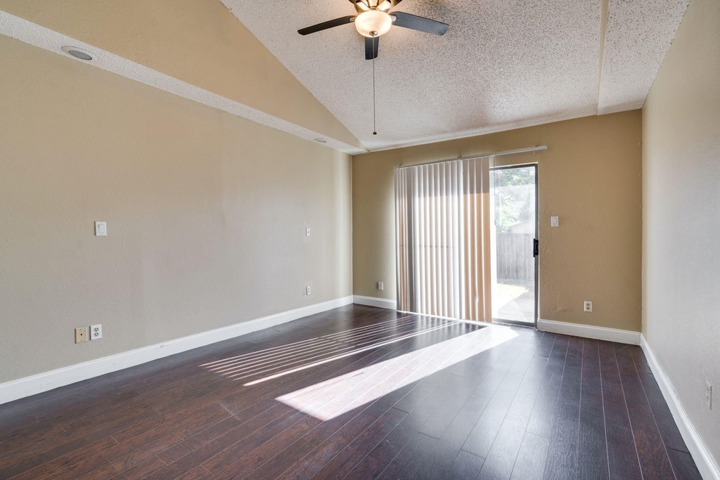 613 Hunters Glen Street - Photo 13