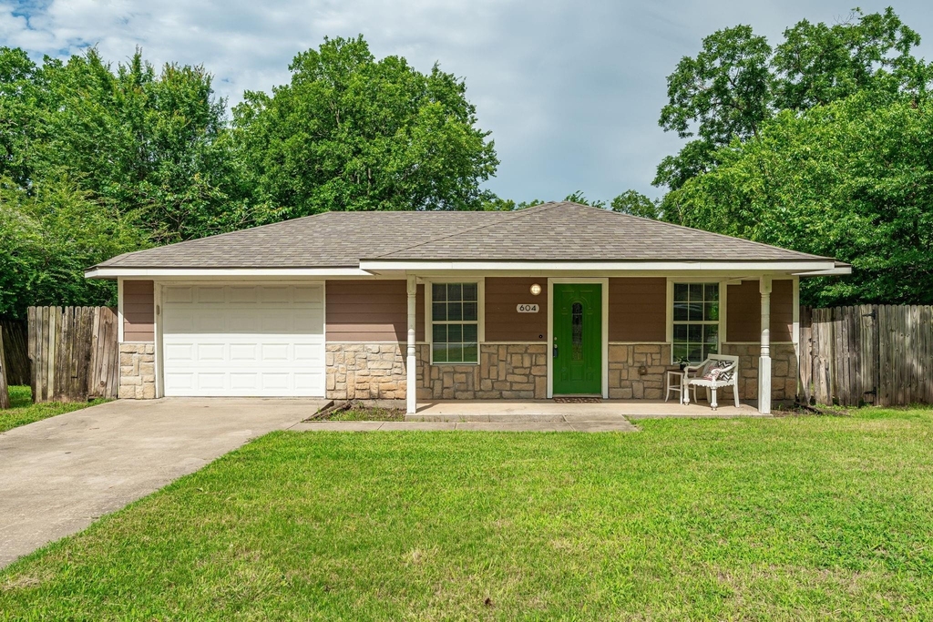604 S Maxey Street - Photo 0