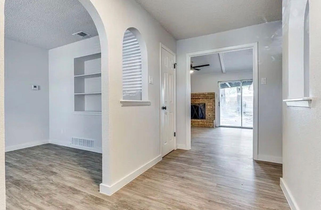 1606 Travis Street - Photo 3