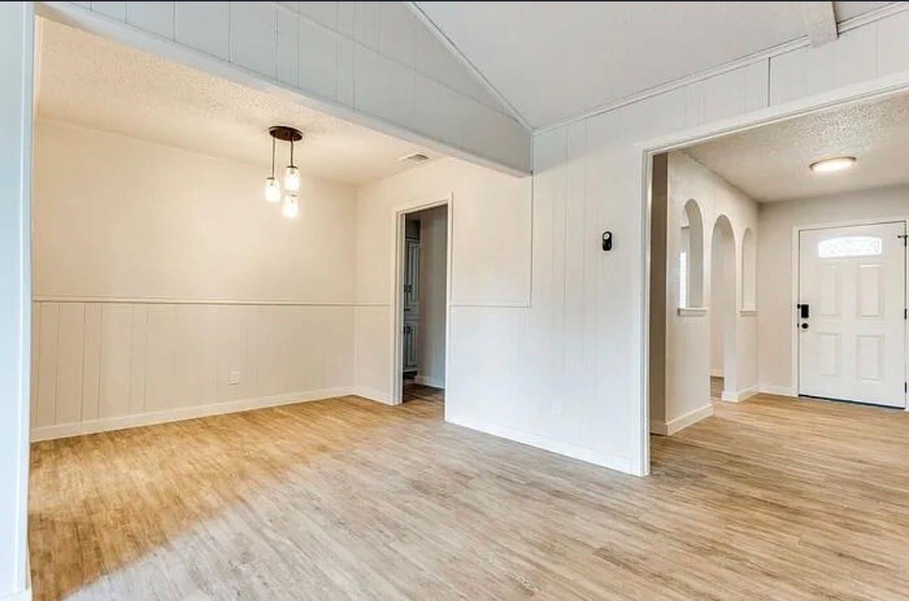 1606 Travis Street - Photo 9