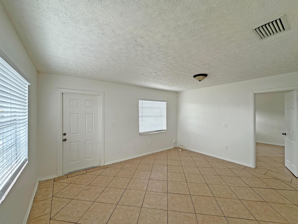 1107 N 21st Street - Photo 2