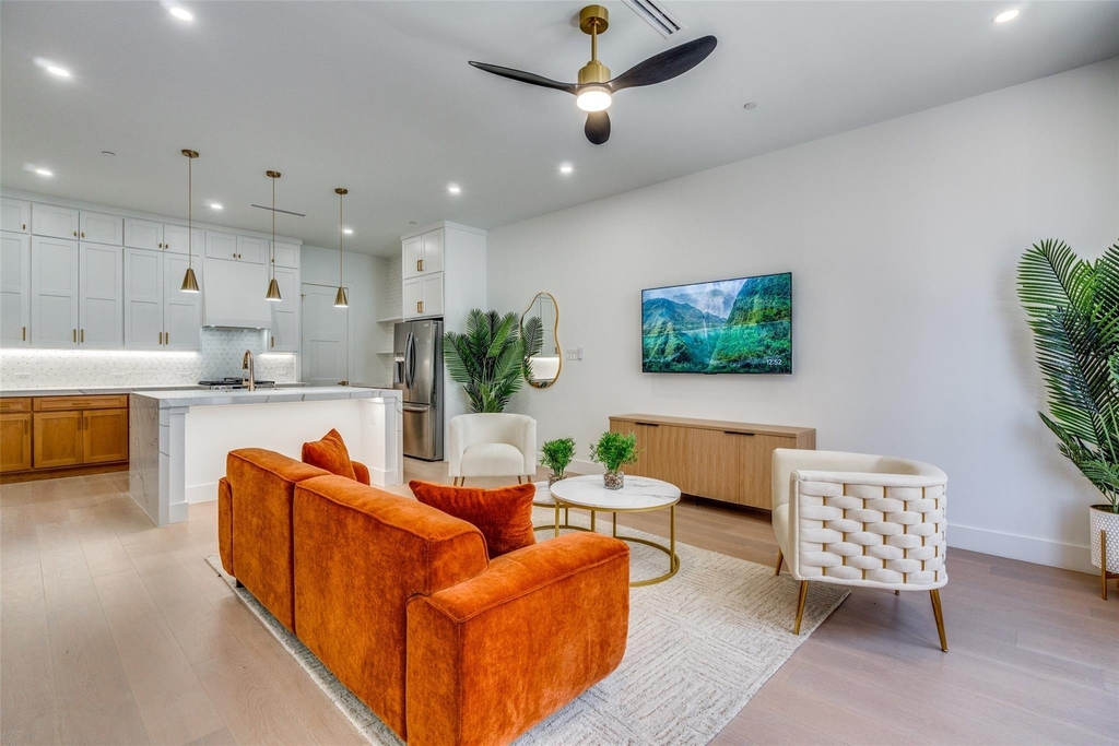 710 W 10th Street - Photo 5