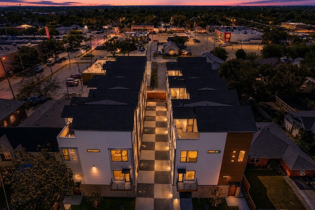 710 W 10th Street - Photo 24