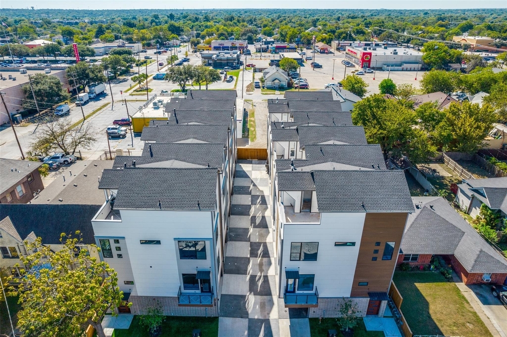 710 W 10th Street - Photo 18