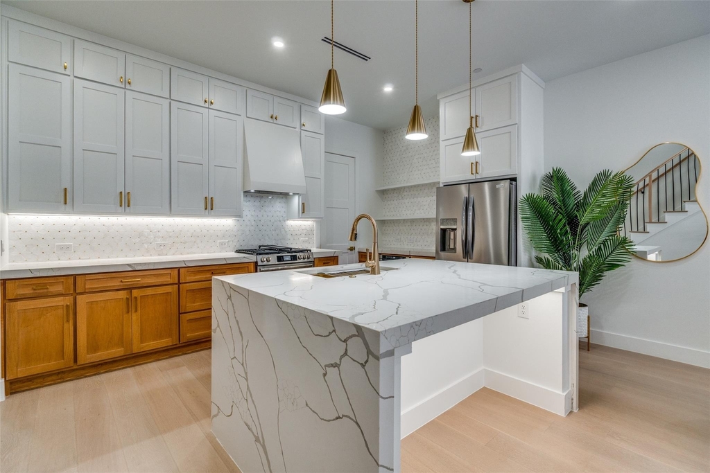 710 W 10th Street - Photo 3