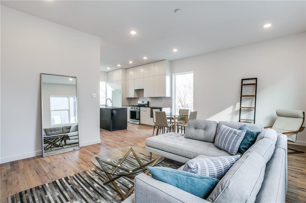 427 W 10th Street - Photo 4