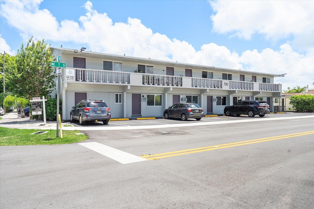 720 Ne 7th Street - Photo 0