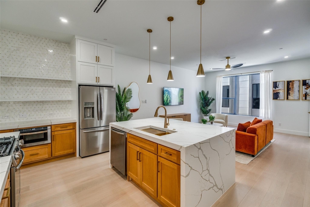 708 W 10th Street - Photo 12