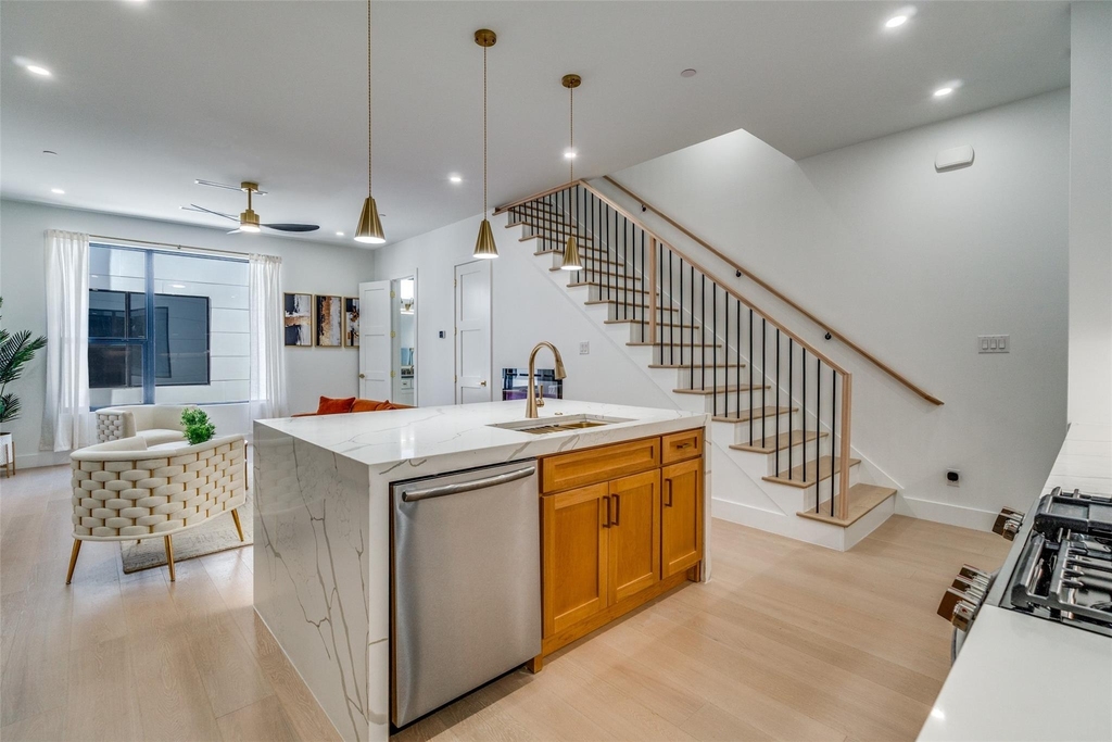 708 W 10th Street - Photo 10