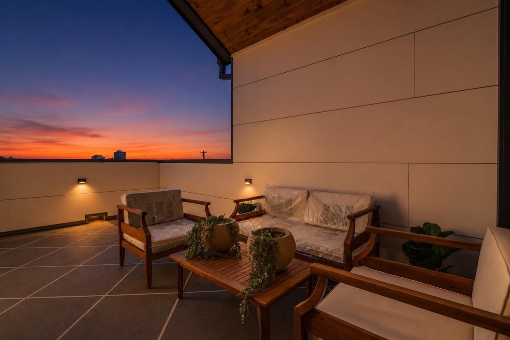 708 W 10th Street - Photo 4