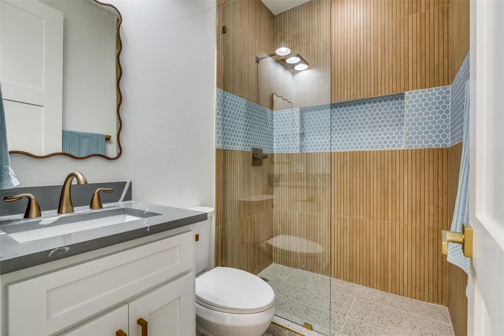 708 W 10th Street - Photo 17