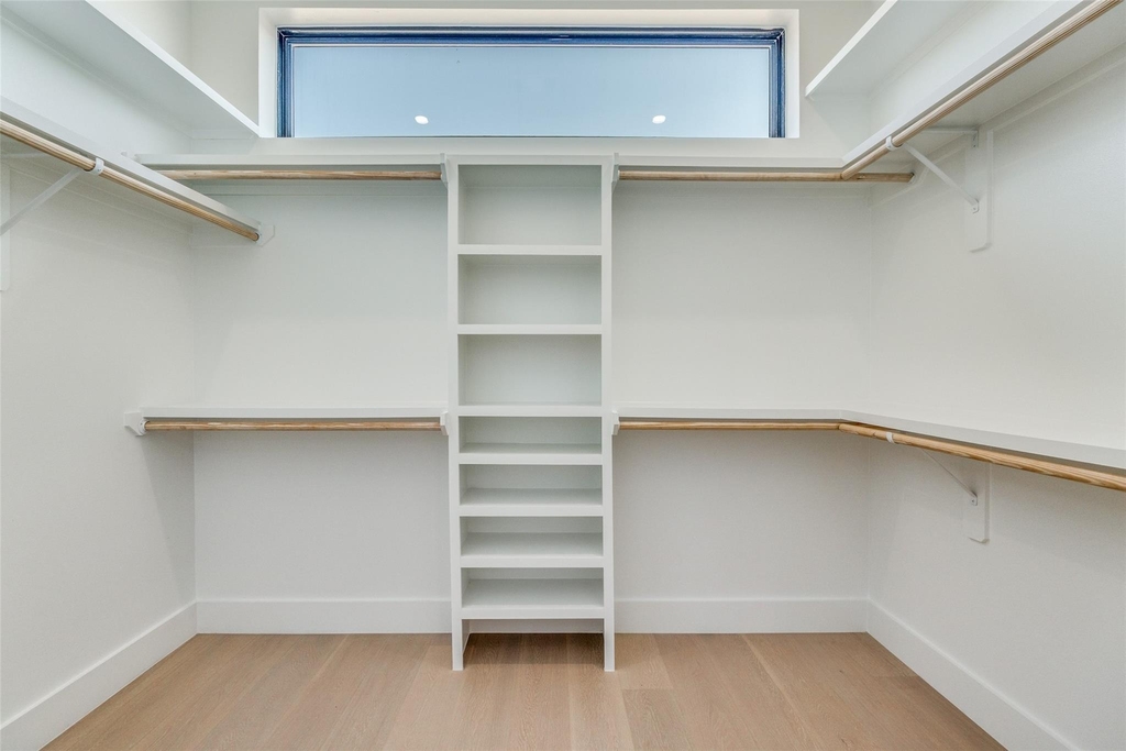 708 W 10th Street - Photo 15