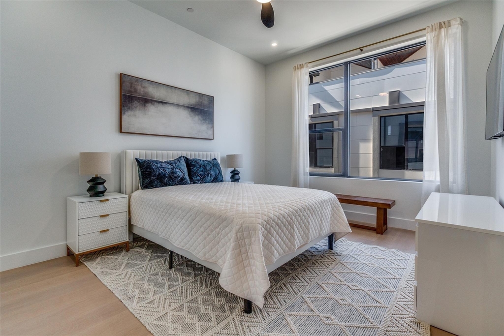 708 W 10th Street - Photo 10