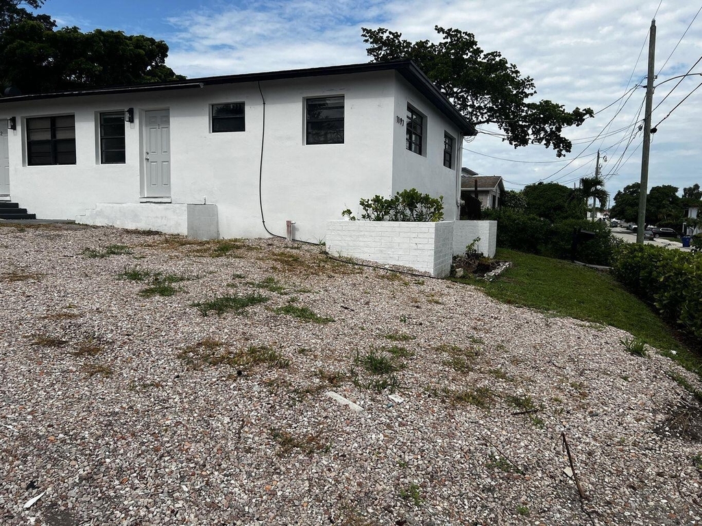 1197 W 35th Street - Photo 8