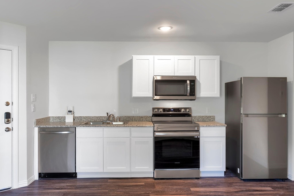 625 Whitworth Street - Photo 0