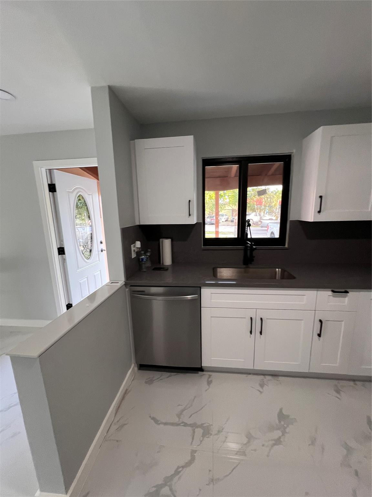285 Ne 43rd Street - Photo 4