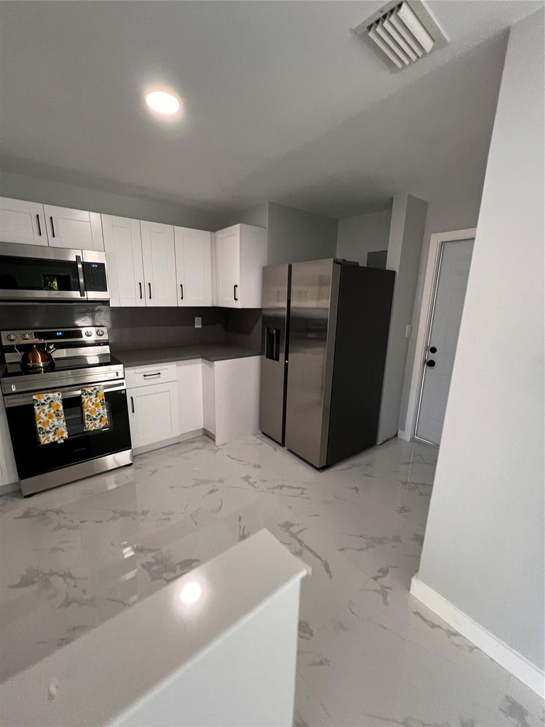 285 Ne 43rd Street - Photo 5