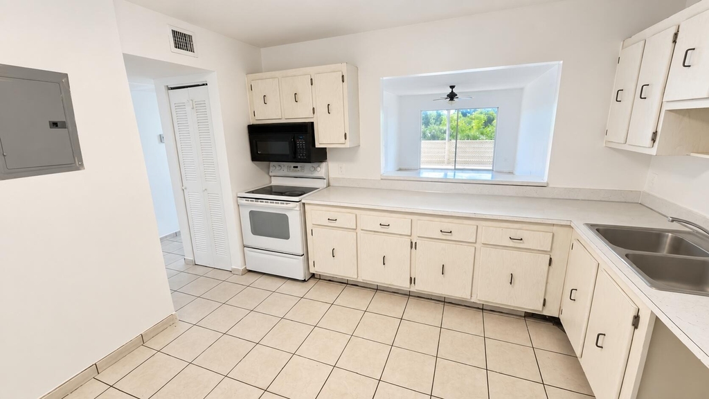 4131 Stirling - Photo 3