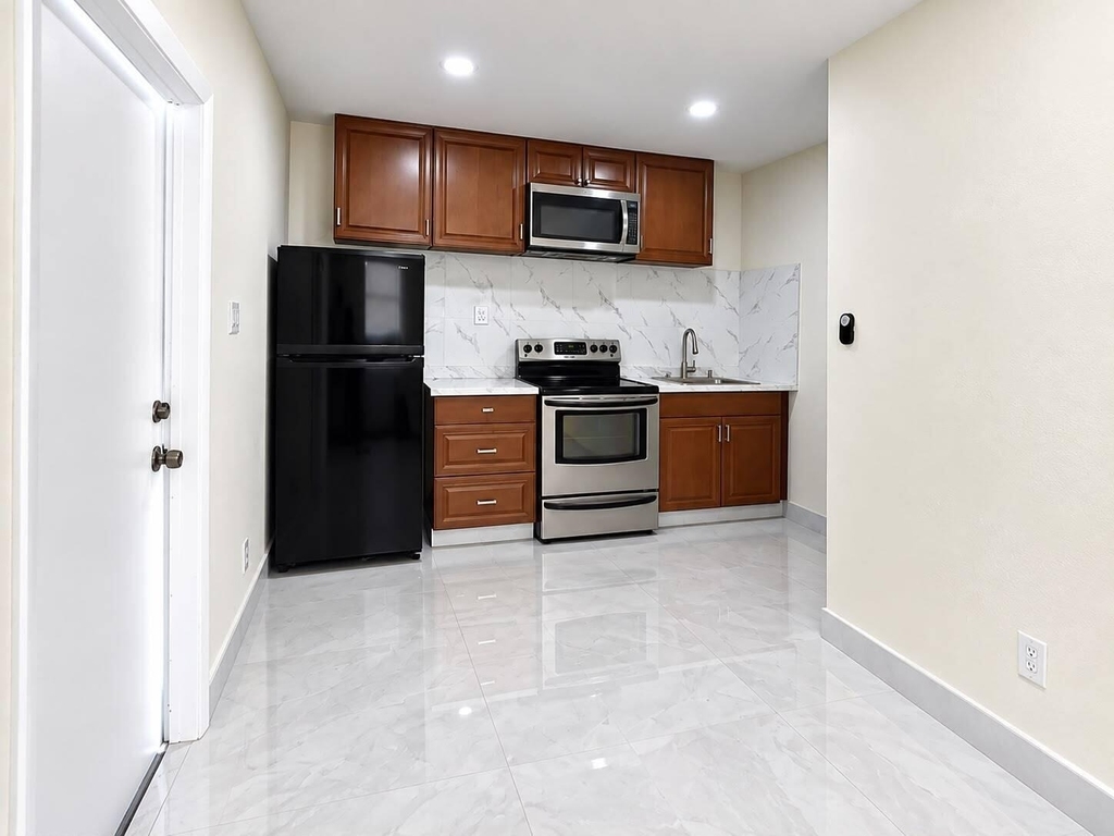930 Ne 52nd Court - Photo 1